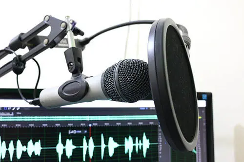 Produzione audio per audioguide: speakeraggio professionale per audioguida